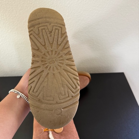 UGG Australia Brown Bailey Button Triplet II Suede Boots Women’s Size 6 - Picture 7 of 7